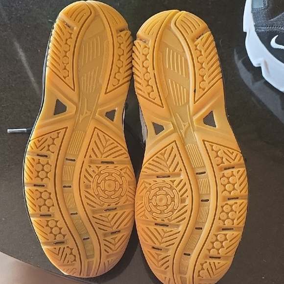 Mizuno Womens  White and Black Athletic Shoes with Tan Soles-court Shoe - Picture 5 of 6